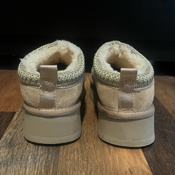 EUC UGG Women’s Platform Suede Moccasin/Clog with fur inside Size 8! - Picture 8 of 16